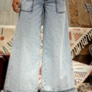 031 Wide-Leg Light Blue Jeans